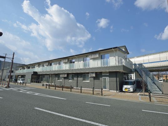 青空の下の居室外観