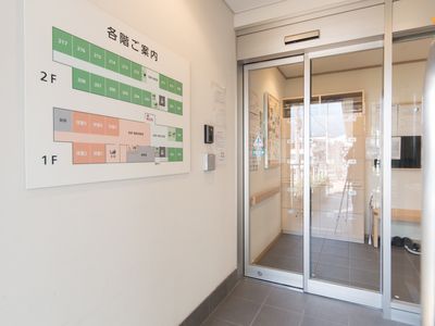 案内板とエントランスの様子