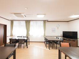 共有スペースの明るい一室