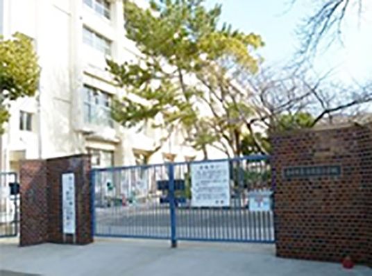 施設の正門外観  