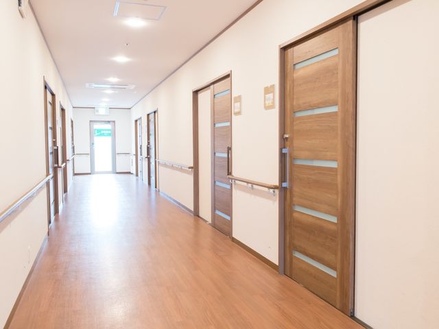 清潔感のある広々廊下 廊下 手すりが設置された明るく開放的な廊下は、日常の移動をサポートします。ゆとりの空間が心地よい環境を提供しています。