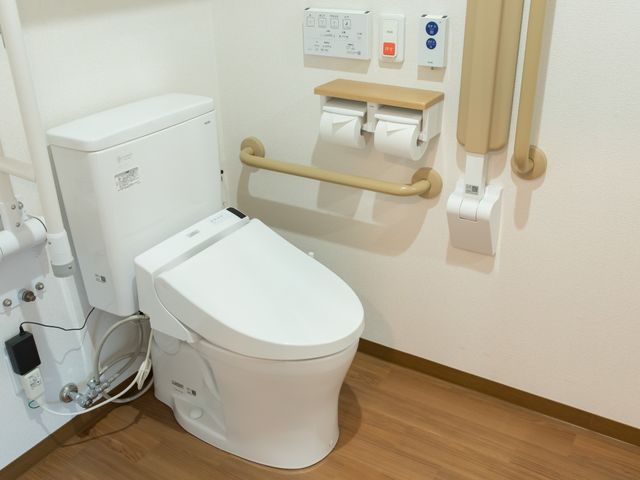 バリアフリートイレの設備 トイレ 手すり付きの安全設計トイレです。安心してご利用いただける環境を整えております。