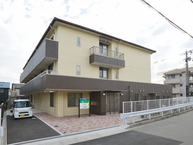 清潔感のある建物外観 外観 モダンなデザインの新しい建物は、明るく開放的な雰囲気を醸し出し、安らぎある毎日を過ごすための環境が整っています。