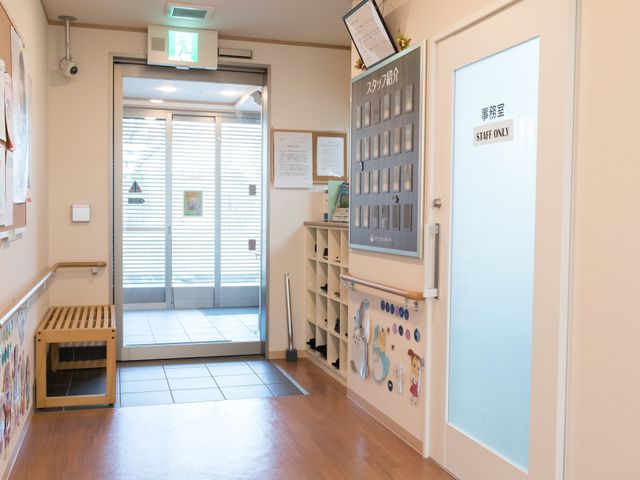 スタッフ専用エリア入口 玄関 清潔感あふれる廊下には、スタッフ専用の部屋が明示されており、働く環境と秩序が保たれています。