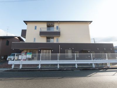 現代的な外観の建物