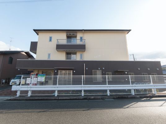 現代的な外観の建物