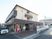 明るい建物の外観