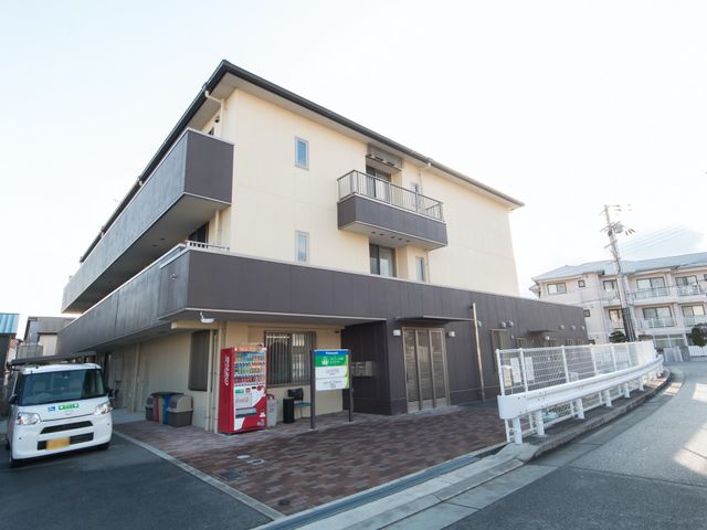 明るい建物の外観 外観 広々とした駐車場が完備された落ち着いた色合いの建物です。明るく清潔感のある環境が皆様をお迎えいたします。