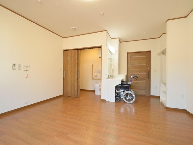 バリアフリー居室と車椅子 居室 広々とした明るい居室です。動線に配慮された設計で、車椅子利用者にも快適な空間が提供されています。