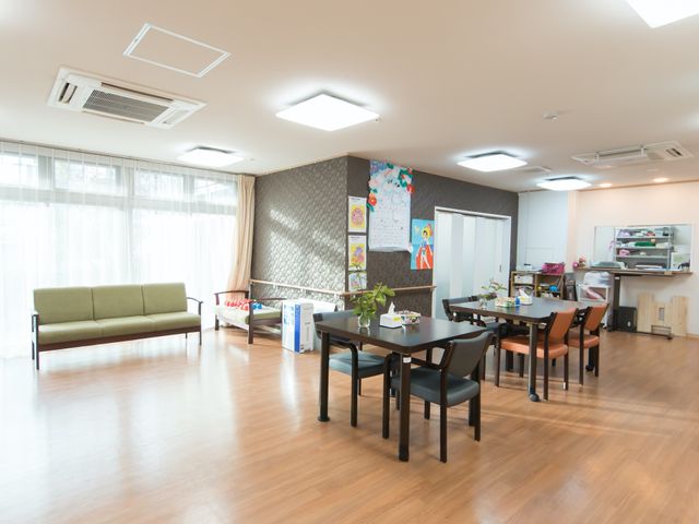 共有スペースの居心地良い様子 食堂 明るく開放的なラウンジで、居心地の良いくつろぎを提供しています。興味がある方は、私たちのチームにぜひ参加してみてください。