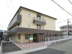 明るい建物の外観