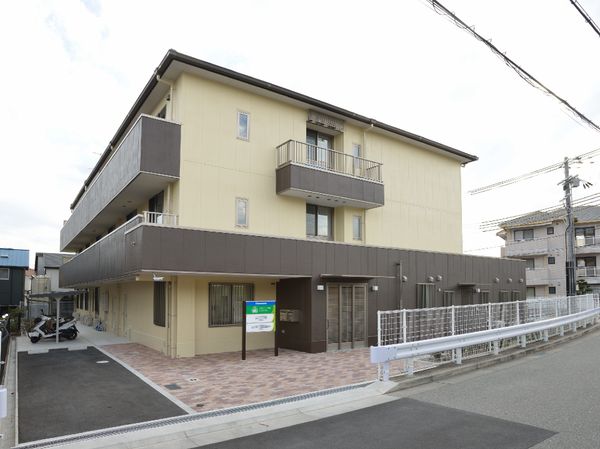 明るい建物の外観