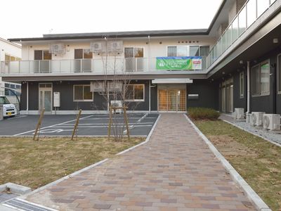 明るい建物のエントランス
