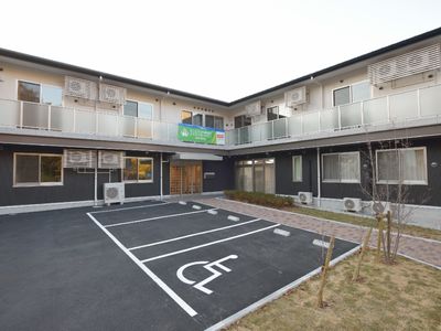 明るい外観の建物エントランス