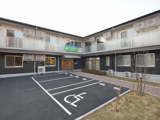 明るい外観の建物エントランス