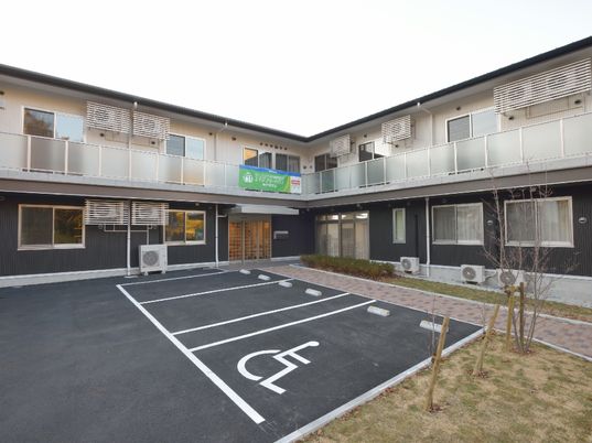 明るい外観の建物エントランス