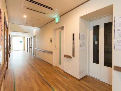明るく広々とした廊下