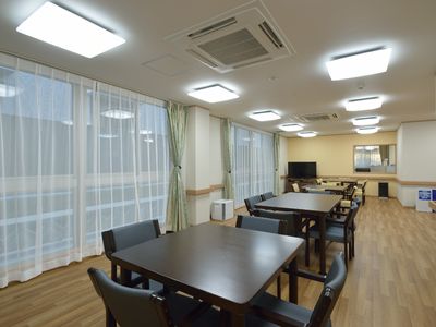 明るい共有ダイニングルーム