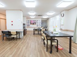 明るい食堂の様子