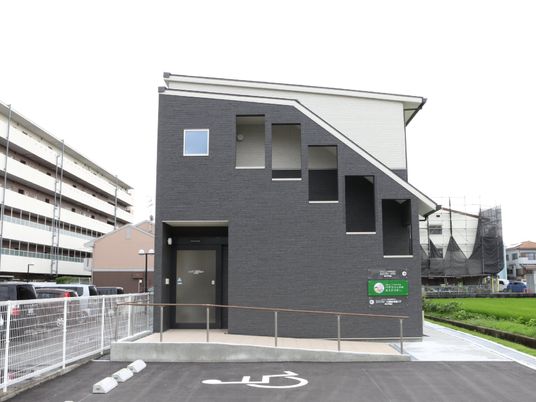 モダンな建物の外観