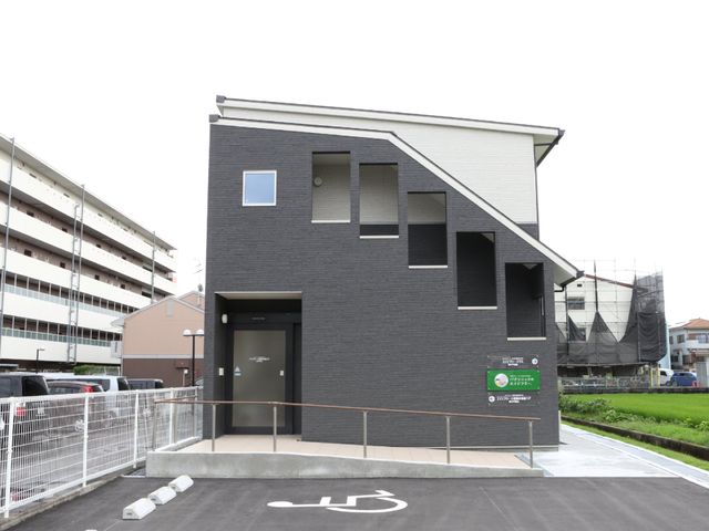 モダンな建物の外観 外観 新築そうな外観には洗練されたデザインが採用され、快適な環境でお仕事ができそうです。車椅子の方も安心のスロープが完備されています。