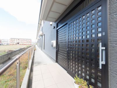 施設外の通路と門