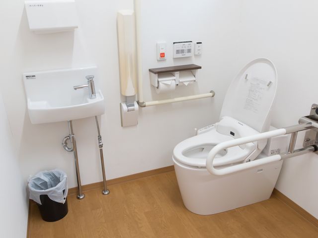 バリアフリートイレ設備 トイレ 手すり付きの清潔なトイレです。安全と利便性を考慮した設計で、働く環境にも配慮されています。