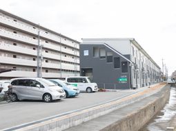 モダンな外観の建物