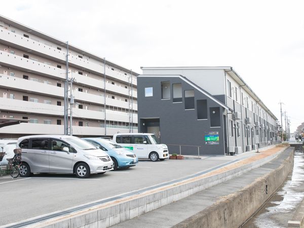 モダンな外観の建物