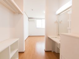 シンプルな空間の居室