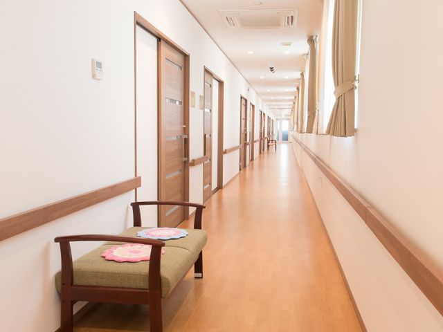明るい廊下の様子 廊下 ゆったりとした廊下には心地よい日の光が差し込み、訪れる人々を暖かく迎えています。安全に配慮された手すりや座れるベンチも設置されております。