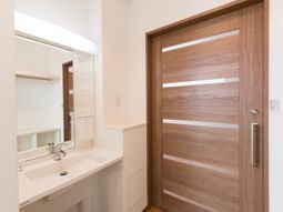 洗面台と木目調ドア