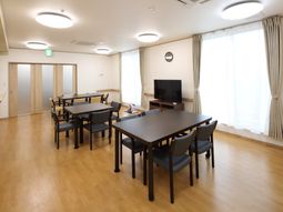 明るい食堂の空間