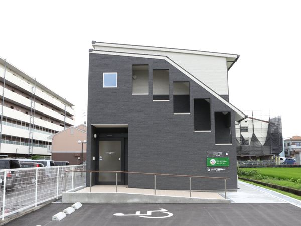 モダンな外観の建物