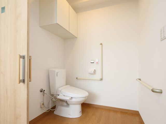 バリアフリートイレ設備 トイレ 安全に配慮された設計の清潔なトイレです。手すりが設置されており、快適にご利用いただける環境が整っています。