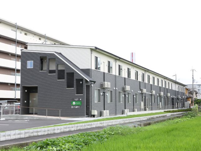 施設の外観 外観 清潔感溢れる落ち着いた色合いの建物です。スタッフとして、快適な環境でお仕事できる場所となっています。