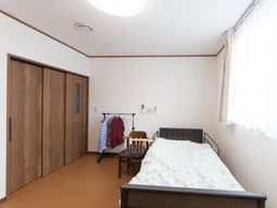 ゆったりとした個室の居室