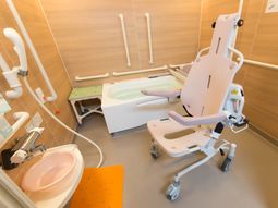 バリアフリー設計の浴室