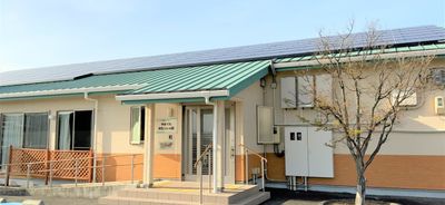 緑色の屋根の建物外観