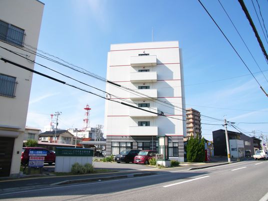 白い外壁の建物外観