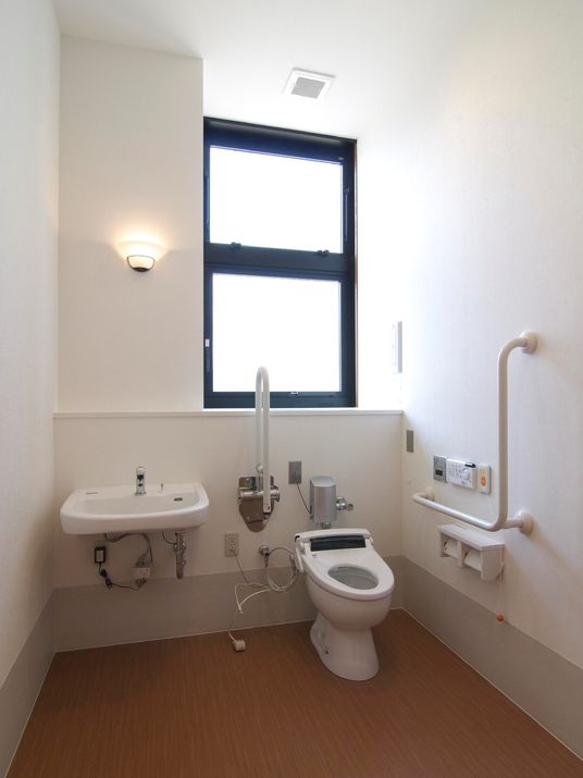バリアフリーのトイレ空間