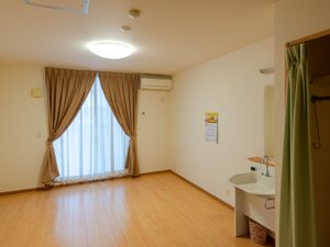広く明るい居室一角