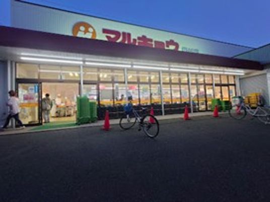 大きな看板の建物