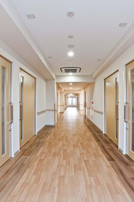 明るい廊下と扉の風景