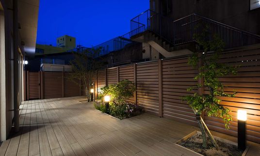 夜の照明がある中庭