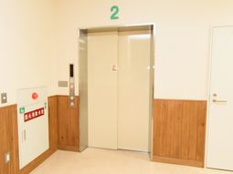 きれいなエレベーター前の風景