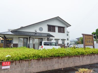 施設の落ち着いた外観