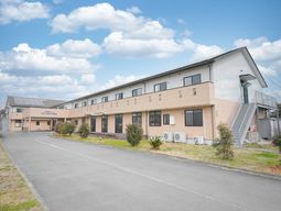暖かい印象の建物外観