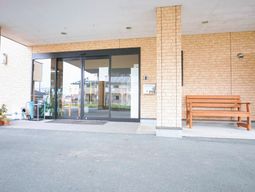 エントランスの壁とベンチ