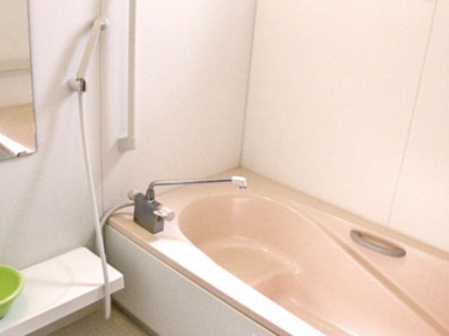 シンプルな浴室デザイン 浴室 手すり付きの風呂で安全にご利用いただけます。清潔感ある空間で快適なひと時を提供しております。